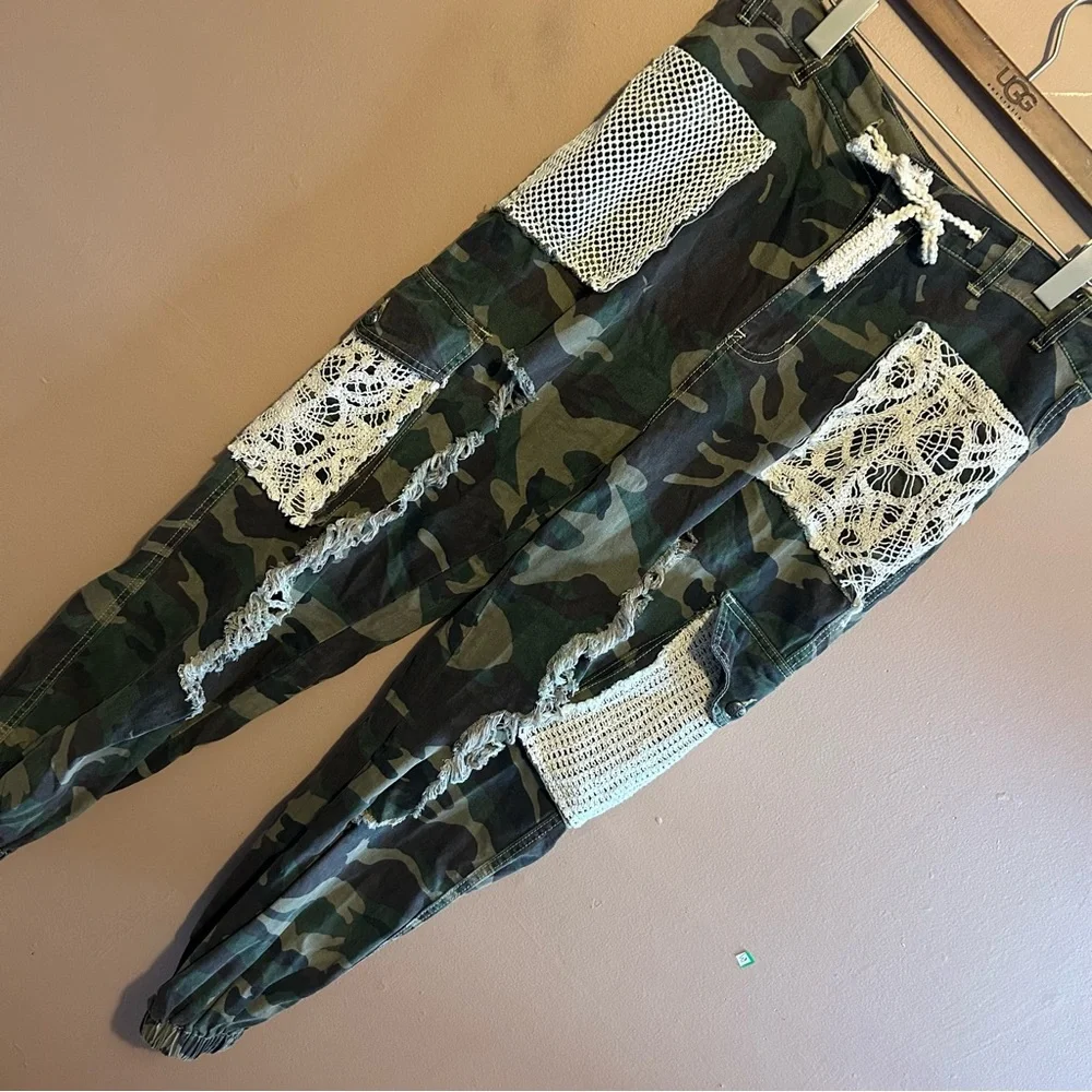POL Camouflage Camo Cargo Army Joggers with Lace Detail Boho Women’s Size Large - Picture 3 of 6